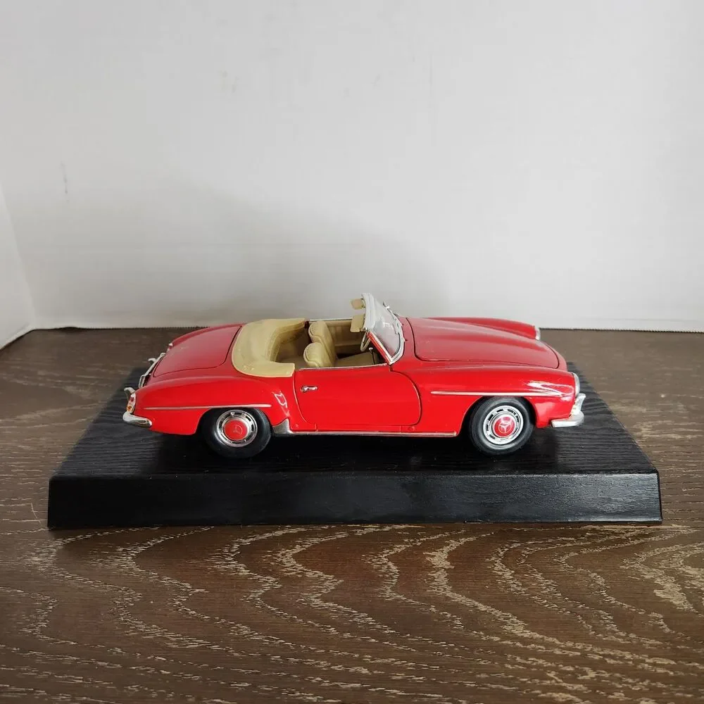 Maisto Red 1955 Mercedes Benz 190SL 1:18 Diecast Car # 31824 With Box and Stand